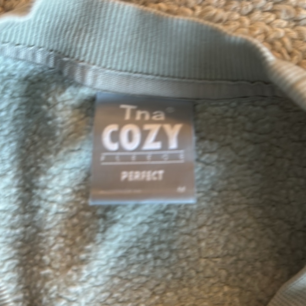 Aritzia TNA COZY FLEECE PERFECT CROPPED SWEATSHIRT - Picture 2 of 2
